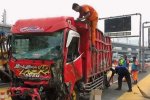  Petugas tengah mengevakuasi sebuah truk yang mengalami kecelakaan beruntun di gerbang Tol Halim Utama, Jakarta Timur, Rabu (27/3/2024).