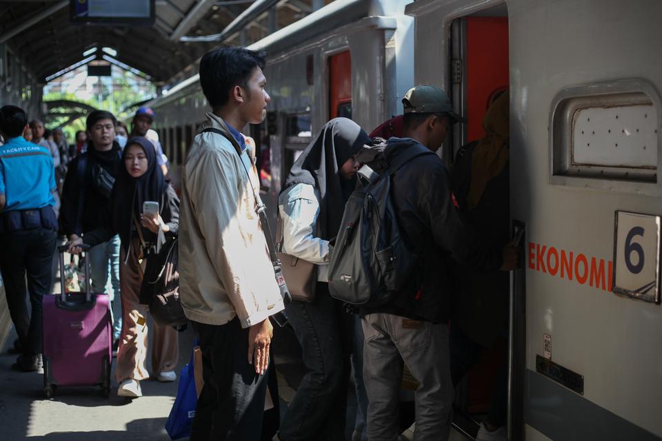 Sejumlah penumpang antre masuk ke dalam kereta api di Stasiun Surabaya Gubeng, Surabaya, Jawa Timur, Jumat (29/3/2024). Kementerian Perhubungan (Kemenhub) memprediksi jumlah penumpang arus mudik dan balik Lebaran 2024 dengan moda transportasi kereta api m