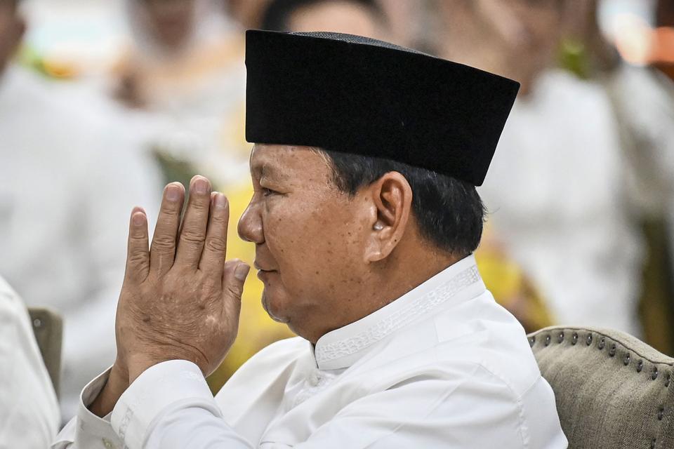 Capres terpilih Prabowo Subianto saat menghadiri acara Peringatan Nuzulul Qur'an dan Buka Bersama Partai Golkar di Jakarta, Jumat (29/3/2024).