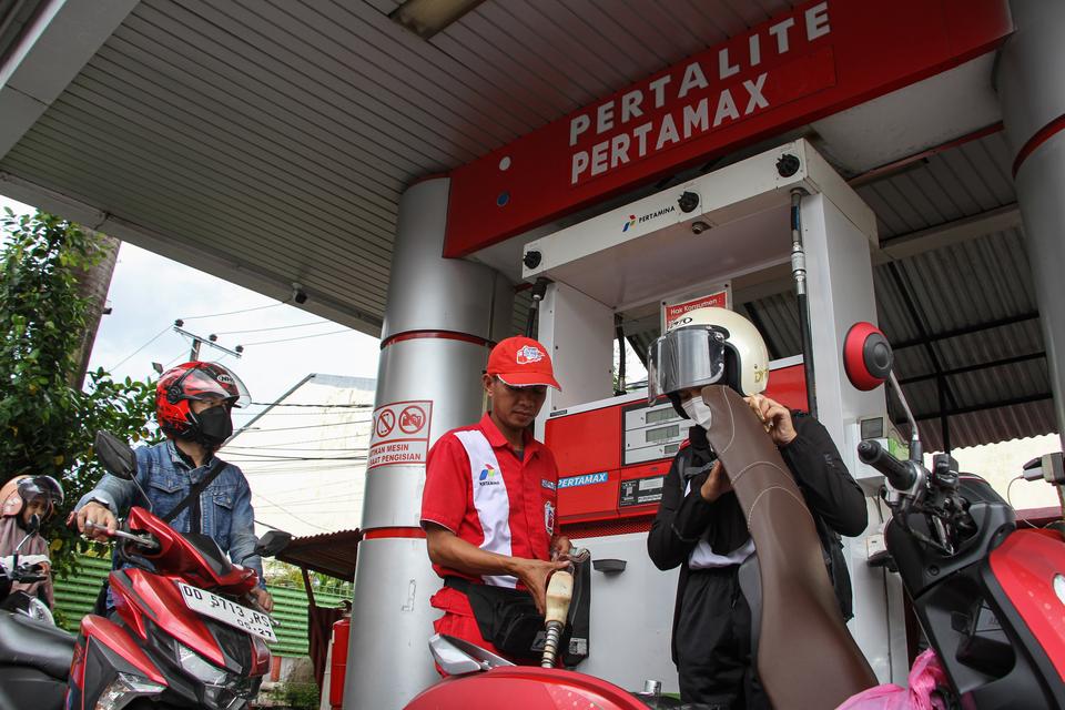 Petugas melayani pengisian bahan bakar minyak (BBM) di salah satu SPBU Pertamina di Makassar, Sulawesi Selatan, Senin (1/4/2024).