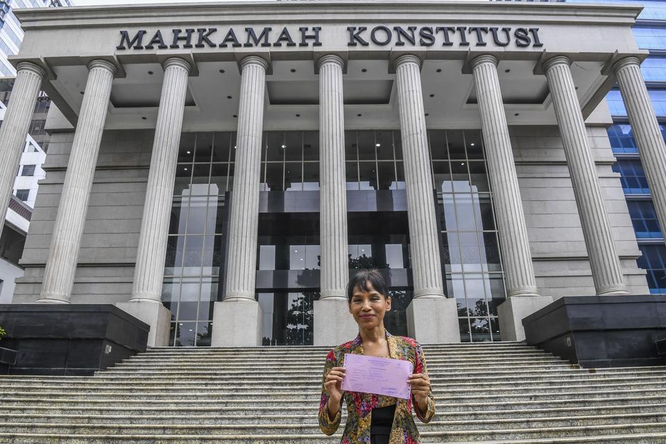 Aktivis perempuan Ayu Utami menunjukkan berkas amicus curiae yang telah disampaikan ke Mahkamah Konstitusi di Mahkamah Konstitusi (MK), Jakarta, Senin (1/4/2024). 