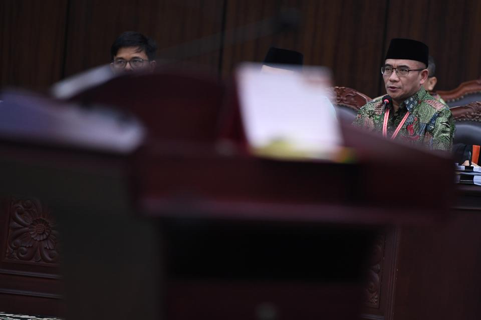 Ketua KPU Hasyim Asy'ari menyampaikan pertanyaan kepada saksi saat sidang lanjutan sengketa hasil pilpres 2024 di Mahkamah Konstitusi, Jakarta, Selasa (2/4/2024). 