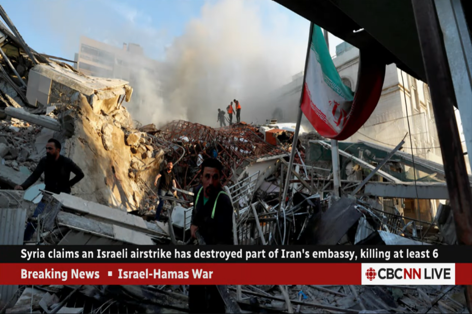 Pesawat-pesawat tempur yang diduga milik Israel mengebom kedutaan besar Iran di Damaskus, Suriah, pada Senin (1/4). 