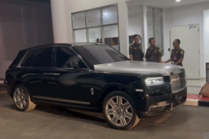 Jaksa sita mobil mewah Rolls Royce milik Harvey Moeis suami Dewi Sandra, Senin (1/4)