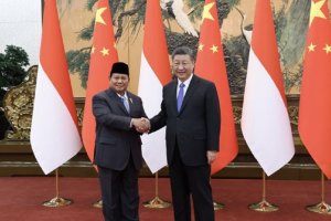 Menteri Pertahanan RI Prabowo Subianto (kiri) dan Presiden China Xi Jinping (kanan) berjabat tangan saat keduanya bertemu di Beijing, China, Senin (1/