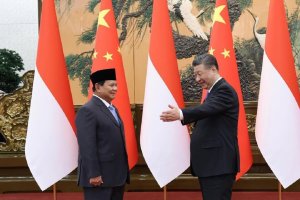 Menteri Pertahanan RI Prabowo Subianto (kiri) dan Presiden China Xi Jinping (kanan) bertemu di Beijing, China, Senin (1/4/2024)