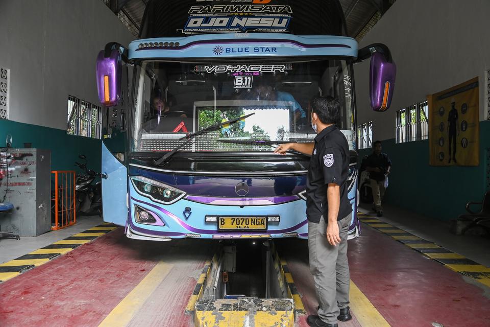 Seorang petugas melakukan pengecekan Kir pada kendaraan di tempat Uji Kir Dinas Pehubungan Tangerang Selatan, Banten, Rabu (3/4/2024). Jumlah kendaraan niaga pengangkut barang dan penumpang yang melakukan uji kelayakan pada H-7 Lebaran mencapai 100 kendar