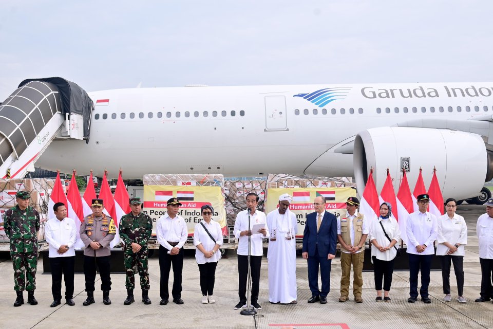Pengiriman paket bantuan kemanusiaan ke Palestina dan Sudan diangkut oleh dua Pesawat Garuda Indonesia tipe Airbus A330-200 dan Airbus A330-900 dari BaseOps SUMA 1 Lanud Halim Perdanakusuma Jakarta, pada Rabu (3/4).