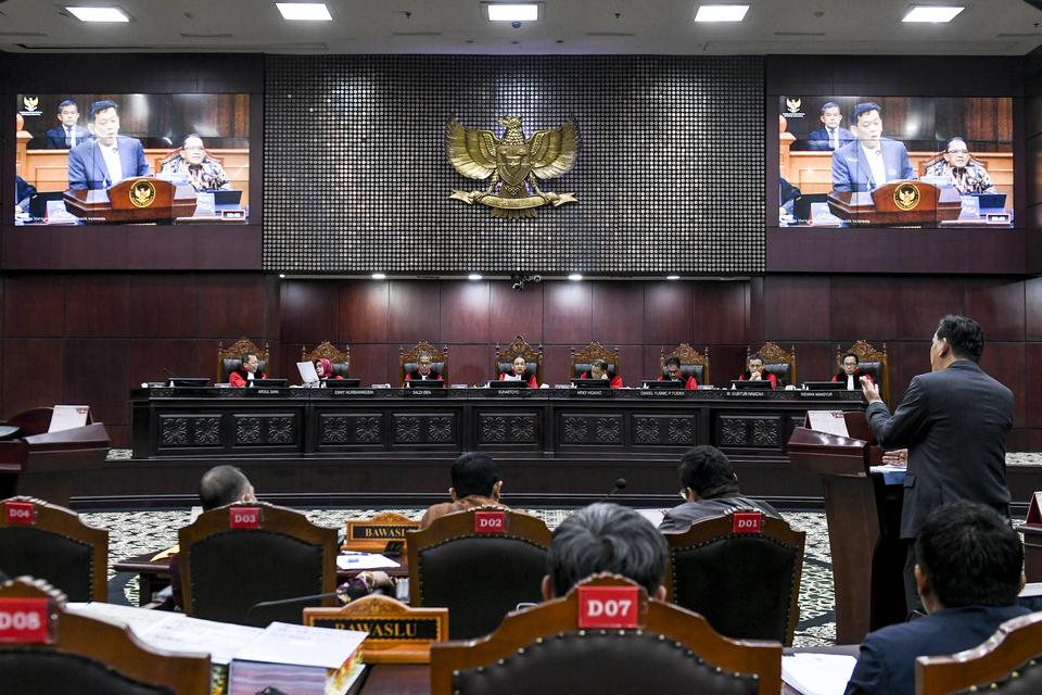 Ketua Mahakamah Konstitusi (MK) Suhartoyo (keempat kiri) memimpin sidang lanjutan sengketa hasil Pilpres 2024 di Mahkamah Konstitusi, Jakarta, Kamis (4/4/2024). Sidang lanjutan tersebut beragendakan pembuktian dari pihak terkait yakni tim pembela pasanga