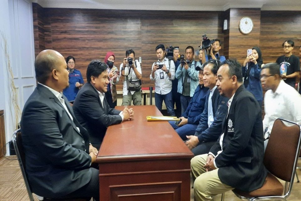 Perwakilan koalisi masyarakat sipil menyurati MK, minta hakim hadirkan Presiden Joko Widodo ke persidang PHPU. 