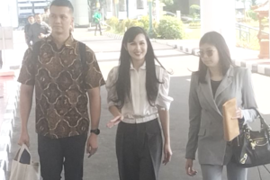 Sandra Dewi (tengah) mendatangi gedung Kejaksaan Agung, Jakarta Selatan, Kamis (4/4/2024)