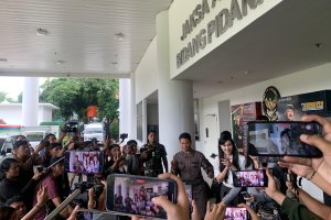 Sandra Dewi usai diperiksa sebagai saksi di Kejaksaan Agung, Kamis (4/4)