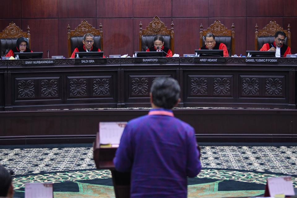 Ketua Mahkamah Konstitusi (MK) Suhartoyo bersama jajaran Hakim Konstitusi lainnya menyimak kesaksian Ketua Dewan Kehormatan Penyelenggara Pemilu (DKPP) Heddy Lugito (bawah) dalam sidang lanjutan sengketa hasil Pilpres 2024 di Gedung Mahkamah Konstitusi (M