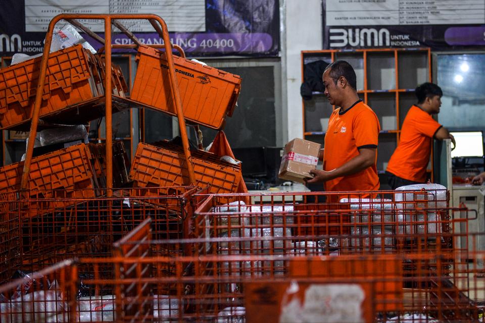 Perusahaan logistik Badan Usaha Milik Negara (BUMN) PT Pos Indonesia memiliki ambisi besar untuk menjadi holding logistik pelat merah.