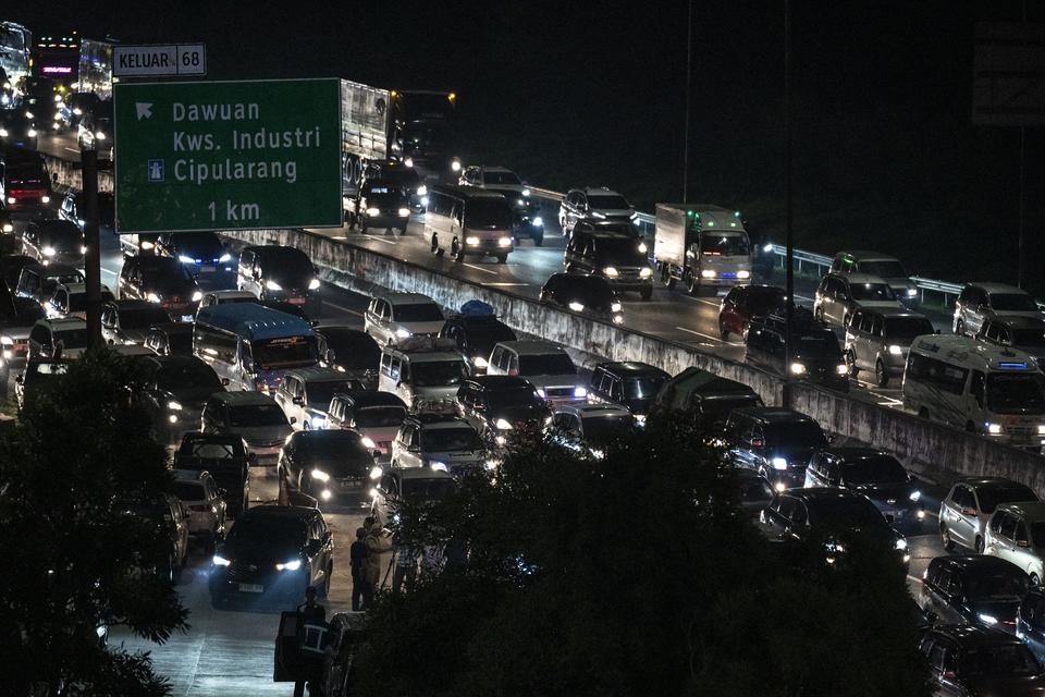 Sejumlah kendaraan pemudik terjebak kemacetan saat memasuki Gerbang Tol Cikampek Utama menuju arah Tol Cipali di Karawang, Jawa Barat, Jumat (5/4/2024). 