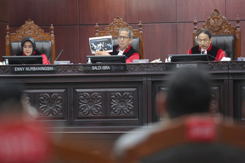 Hakim Konstitusi, Saldi Isra memberikan pertanyaan kepada empat menteri saat sidang lanjutan Perselisihan Hasil Pemilihan Umum Presiden 2024 di Mahkamah Konstitusi, Jakarta, Jumat (5/4/2024).