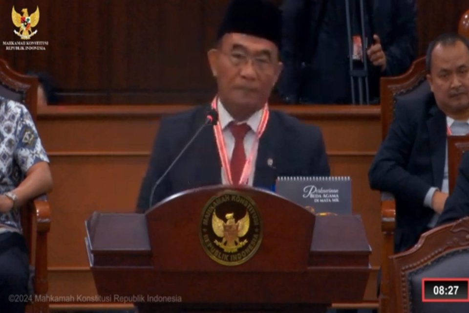 Menteri Koordinator Bidang Pembangunan Manusia dan Kebudayaan, Muhadjir Effendy, memberikan keterangan saat sidang Sidang Perselisihan Hasil Pemilihan Umum (PHPU) di Mahkamah Konstitusi (MK), Jakarta, Jumat (5/4).