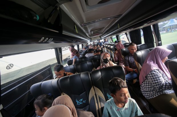 Mudik Gratis TNI AL Menggunakan Bus dan Kapal Perang