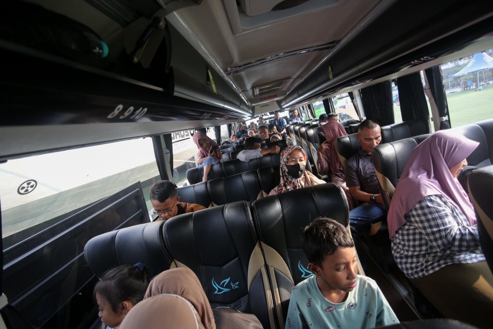Sejumlah pemudik berada di dalam bus yang akan digunakan untuk mudik di Mako Kolinlamil, Jakarta Utara, Jumat (5/4/2024). TNI Angkatan Laut (AL) mengadakan mudik gratis dengan menggunakan 10 bus dan satu Kapal Perang KRI Banda Aceh dengan rute tujuan Gres