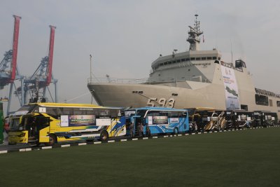 Mudik Gratis TNI AL Menggunakan Bus dan Kapal Perang