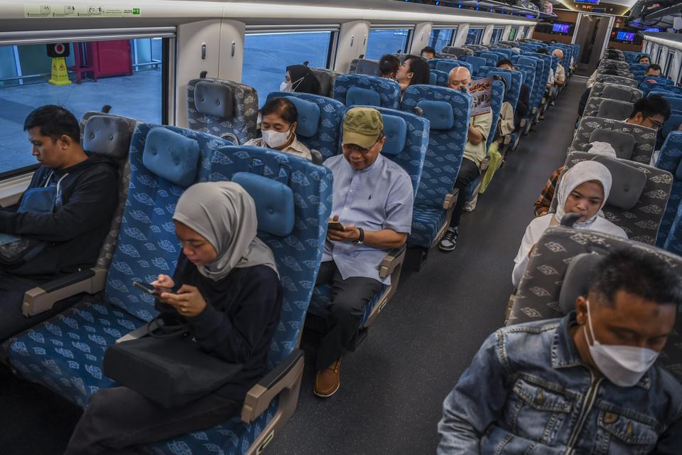 Sejumlah pemudik duduk di dalam gerbong kereta cepat Whoosh di Stasiun Kereta Cepat Halim, Jakarta, Sabtu (6/4/2024). 