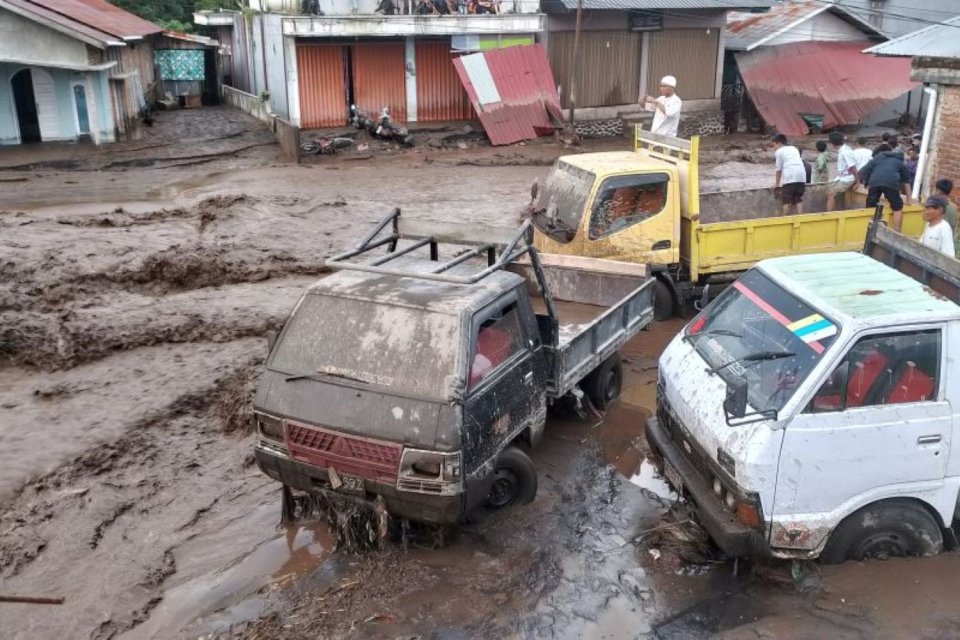 Kondisi daerah Bukik Batabuah, Kabupaten Agam yang rusak karena banjir lahar dingin Gunung Marapi pada Jumat (5/4). 
