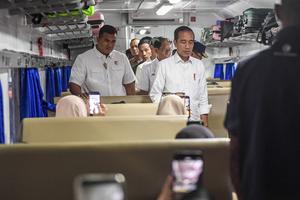 Presiden Jokowi tinjau arus mudik di Stasiun Pasar Senen