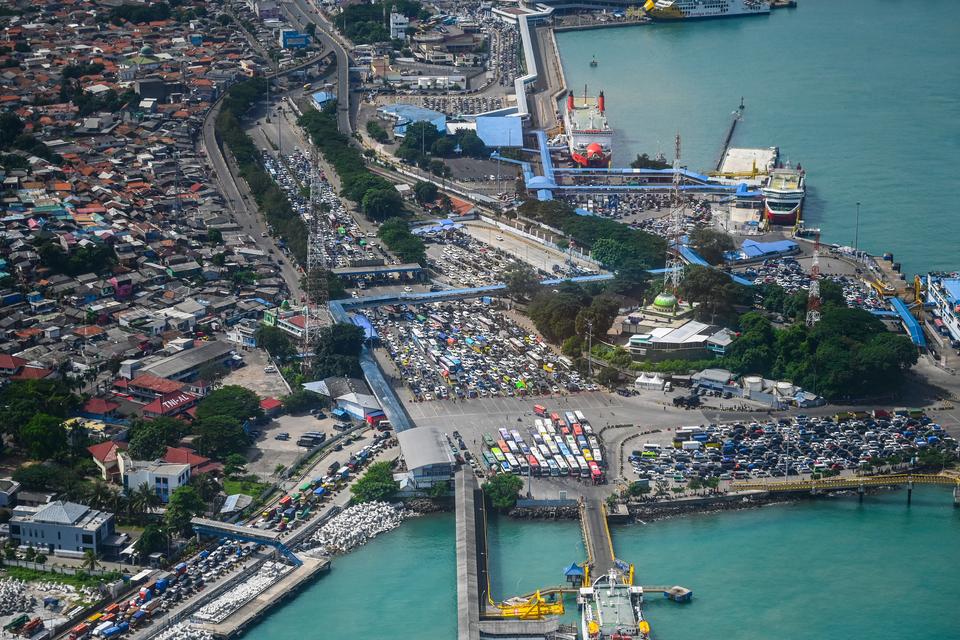 Suasana antrean kendaraan pemudik terpantau langsung melalui foto udara dari helikopter rescue 3606 milik Basarnas di Pelabuhan Merak, Cilegon, Banten, Senin (8/4/2024). Berdasarkan pantauan pada H-2 Lebaran 2024 situasi jalan tol terlihat lancar dibandin