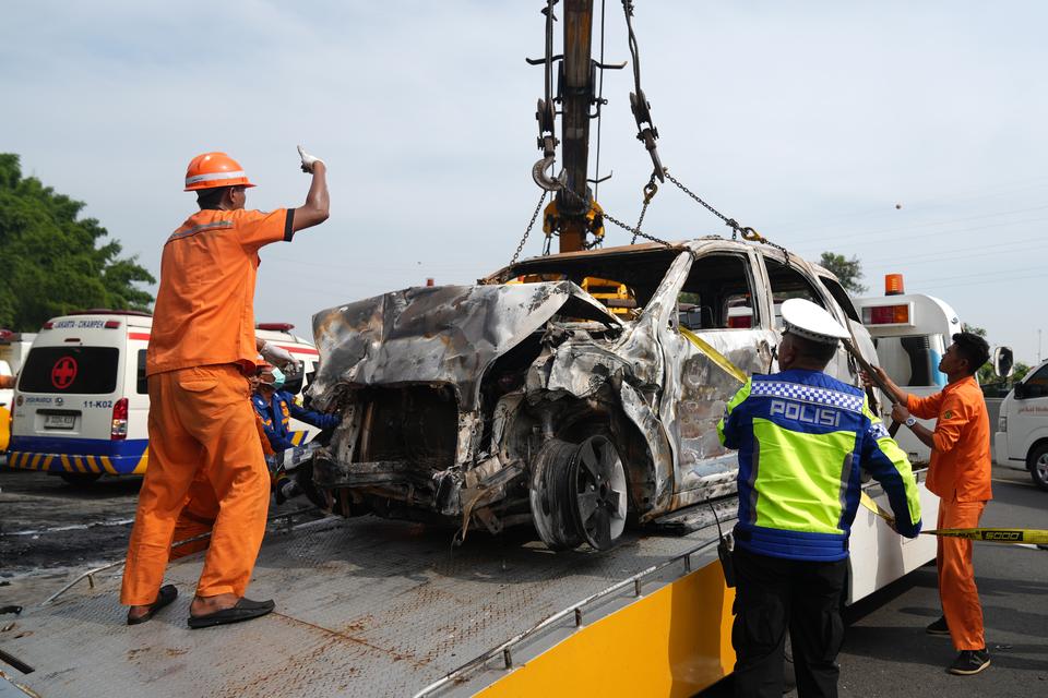 Ilustrasi. Petugas mengevakuasi bangkai kendaraan yang mengalami kecelakaan di Tol Jakarta-CIkampek KM 58, Karawang Timur, Jawa Barat, Senin (8/4/2024). Kecelakaan yang melibatkan tiga kendaraan yaitu Bus Primajasa, Grand Max dan Daihatsu Terios tersebut