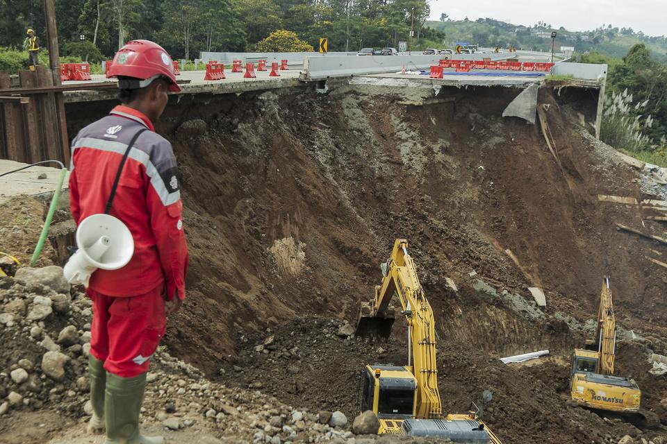 Pekerja mengoperasikan alat berat saat perbaikan ruas jalan tol Bocimi KM 64 yang amblas di Kabupaten Sukabumi, Jawa Barat, Senin (8/4/2024). 