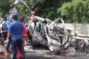 Kecelakaan maut di Jalan Tol Jakarta-Cikampek Km 58 menewaskan 12 orang.