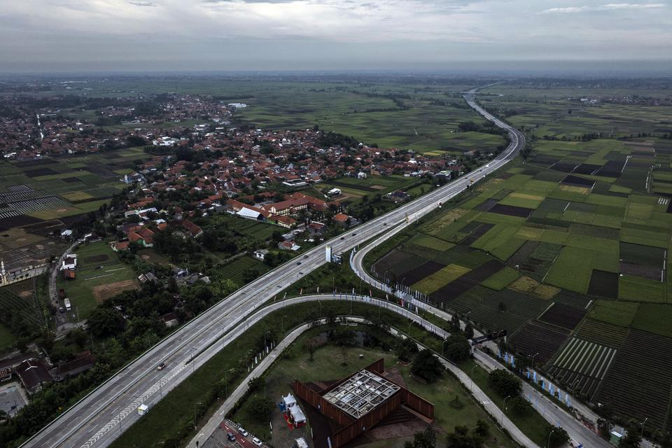 Foto udara kendaraan melintas di Jalan Tol Pejagan-Pemalang, Brebes, Jawa Tengah, Selasa (9/4/2024). 