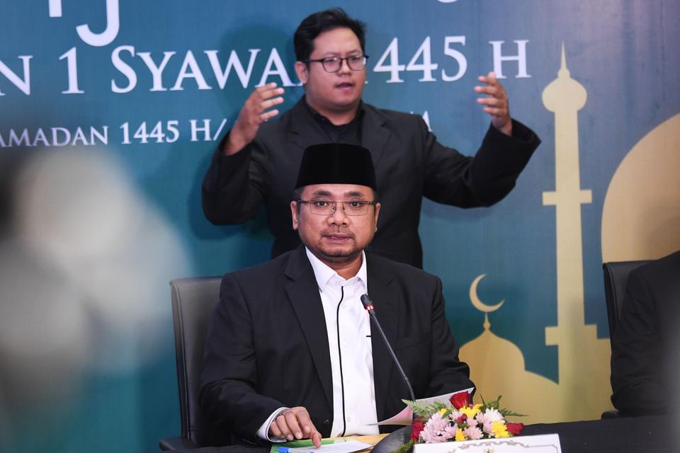 Menteri Agama Yaqut Cholil Qoumas (bawah) mengumumkan hasil sidang isbat 1 Syawal 1445 Hijriah di Kantor Kementerian Agama, Jakarta, Selasa (9/4/2024). Pemerintah telah menetapkan 1 Syawal 1445 Hijriah yang menjadi Hari Raya Idul Fitri pada hari Rabu 10 A