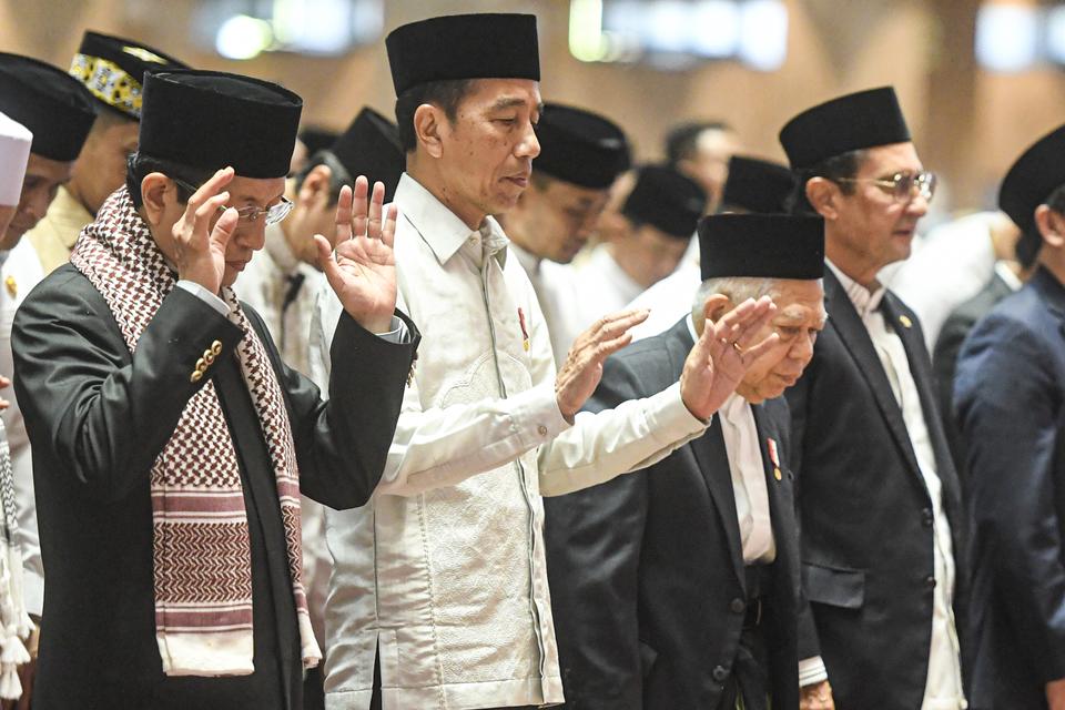 Presiden Joko Widodo (Jokowi) (kedua kiri) bersama Wakil Presiden Ma'ruf Amin (ketiga kiri) dan Imam Besar Masjid Istiqlal Nasaruddin Umar (kiri) melaksanakan Salat Idul Fitri di Masjid Istiqlal, Jakarta Pusat, Rabu (10/4/2024). Umat Islam Indonesia mera