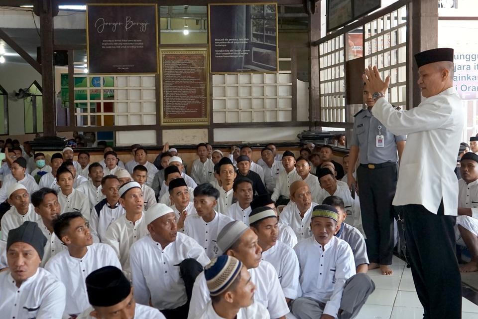 Kepala Kantor Wilayah Kemenkumham Gorontalo Pagar Butar Butar (kanan) menyapa warga binaan pada penyerahan remisi khusus Idul Fitri 1445 H yang diberikan Kemenkumham di Lembaga Pemasyarakatan (Lapas) Kelas IIA, Kota Gorontalo, Gorontalo, Rabu (10/4/2024).