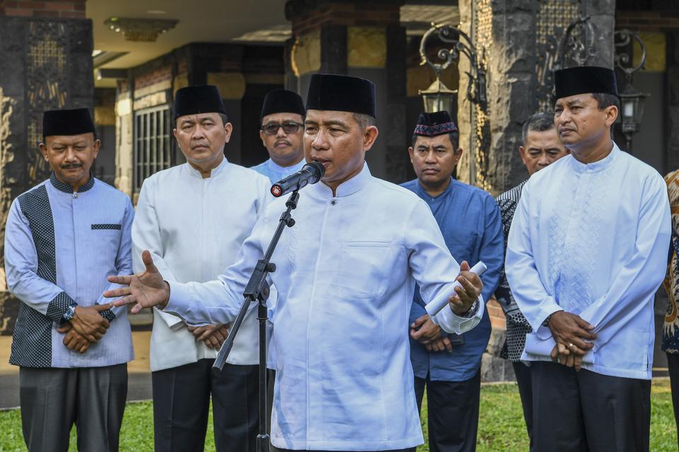 Panglima TNI Jenderal TNI Agus Subiyanto (tengah) didampingi KSAU Marsekal TNI Mohamad Tonny Harjono (kanan) memberikan keterangan pers terkait pengiriman bantuan dari Indonesia untuk Palestina di Jakarta, Rabu (10/4/2024). Ia juga menjelaskan penyebutan 