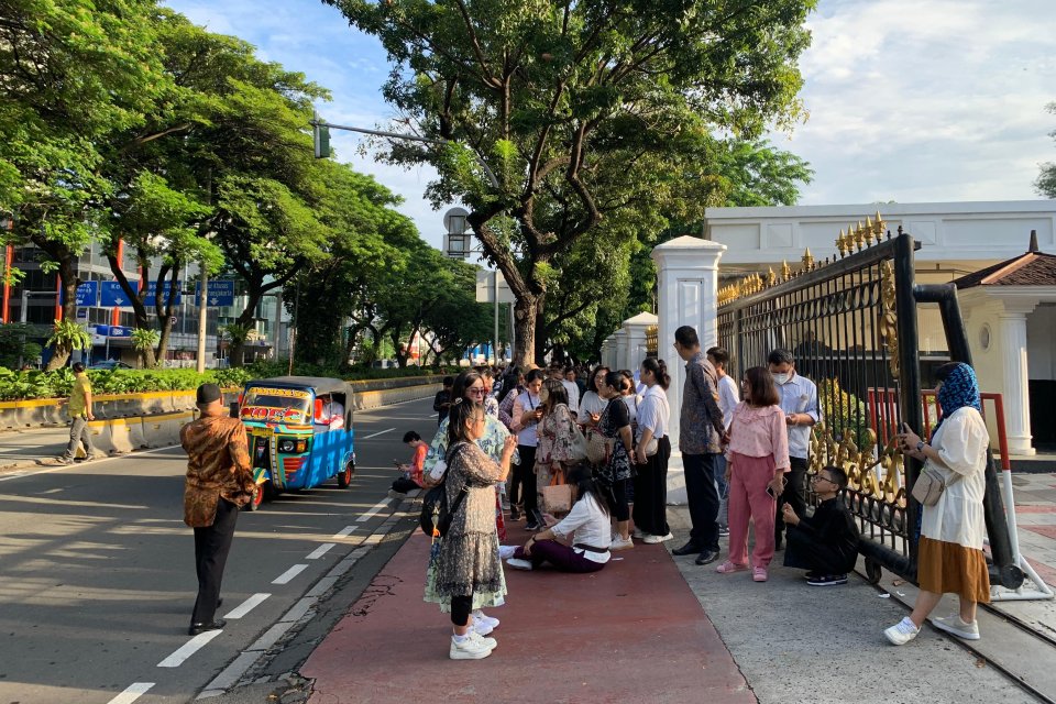 Masyarakat mengantre di depan Pintu Kementerian Sekretariat Negara untuk merayakan lebaran bersama Presiden Joko Widodo yang menggelar open house pada Rabu, 10 April 2024. 