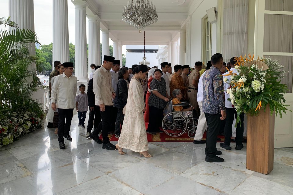 Menteri ATR/BPN Agus Harimurti Yudhoyono dan eks Menteri Parekraf Wishnutama turut mengantre bersama warga di open house Istana Negara, Rabu (10/4/2024), untuk merayakan lebaran bersama Presiden Jokowi.