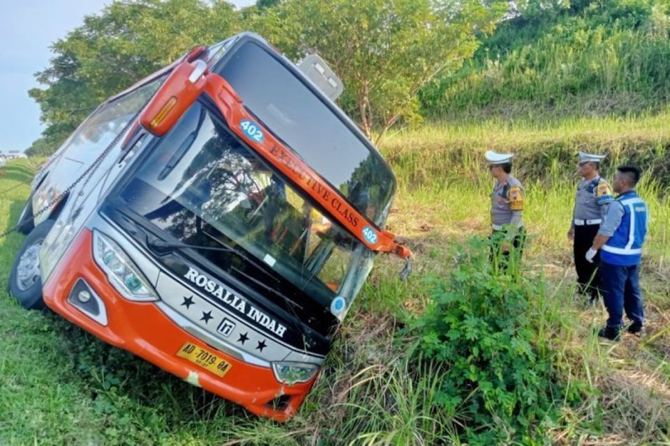 Bus Rosalia Indah mengalami kecelakaan di ruas Tol Semarang-Batang, Kamis (11/4/4024). 