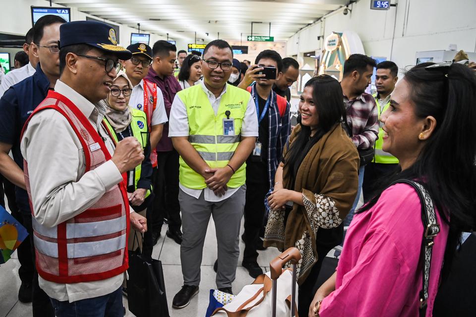 Menteri Perhubungan Budi Karya Sumadi (kiri) menyapa calon penumpang pesawat saat meninjau kesiapan arus balik Lebaran di Bandara Soekarno Hatta, Kota Tangerang, Banten, Jumat (12/4/2024). 