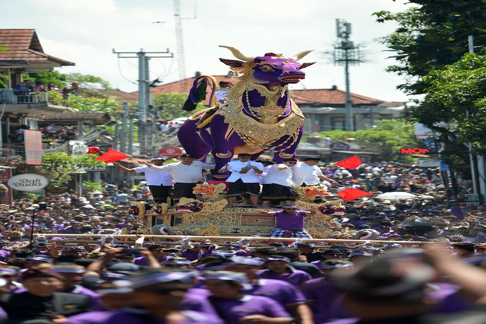 Ribuan warga mengarak peti berbentuk lembu saat upacara pelebon jenazah Tjokorda Bagus Santaka di Ubud, Gianyar, Bali, Minggu (14/4/2024). Ribuan warga serta wisatawan mengiringi dan menyaksikan upacara pelebon atau ngaben almarhum Tjokorda Bagus Santaka