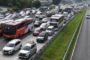 Kemacetan arus balik di Tol Jakarta-Cikampek