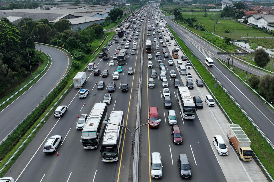 Foto udara sejumlah kendaraan arus balik arah Jakarta terjebak kemacetan di Tol Jakarta-Cikampek (Japek), Karawang Timur, Jawa Barat, Senin (15/4/2024). Korlantas Polri memberlakukan contraflow dua lajur pada KM 72 Tol Cipali hingga KM 66 Tol Japek, tiga 