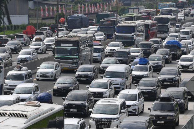 Kemacetan arus balik di Tol Jakarta-Cikampek