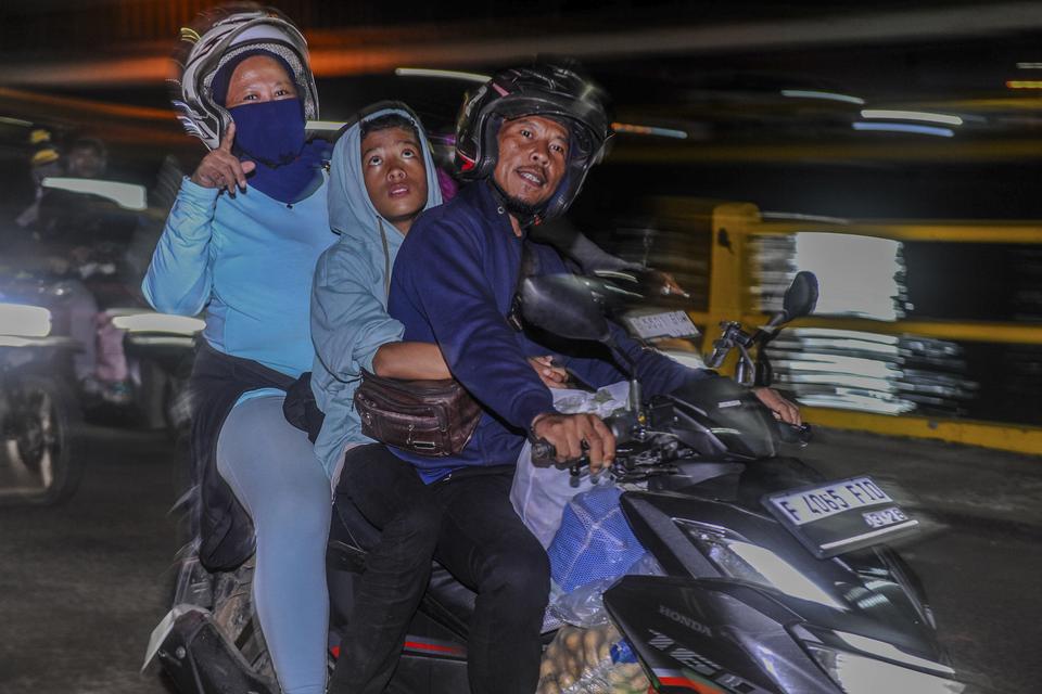 Pemudik bersepeda motor keluar dari kapal di Pelabuhan Merak, Kota Cilegon, Banten, Senin (15/4/2024). Pada H+4 Lebaran 2024, arus kendaraan pemudik sepeda motor dari wilayah Pulau Sumatera yang kembali ke Pulau Jawa melalui Pelabuhan Merak tersebut terpa