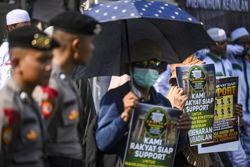 Massa aksi yang tergabung dalam Aksi 164 menyampaikan aspirasinya saat berunjuk rasa di kawasan Patung Arjuna Wiwaha, Jakarta, Selasa (16/4/2024). Dalam aksinya mereka menuntut Mahkamah Konstitusi (MK) dapat memutus sengketa Pilpres 2024 pada Senin (22/4)