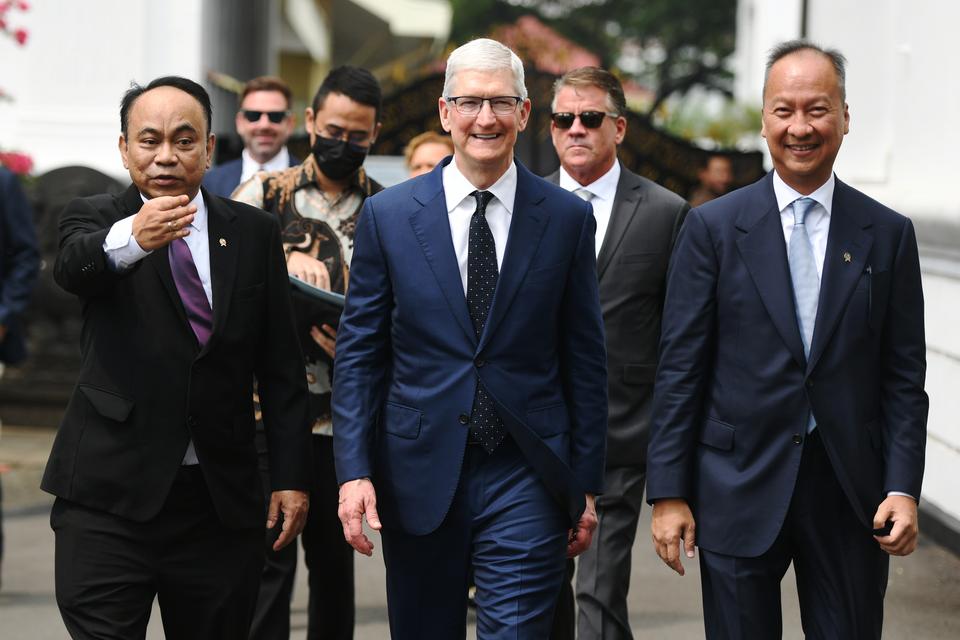 CEO Apple Tim Cook (tengah) didampingi Menkominfo Budi Arie Setiadi (kiri) dan Menteri Perindustrian Agus Gumiwang Kartasasmita (kanan) berjalan usai bertemu dengan Presiden Joko Widodo di Kompleks Istana Kepresidenan, Jakarta, Rabu (17/4/2024). Pertemuan