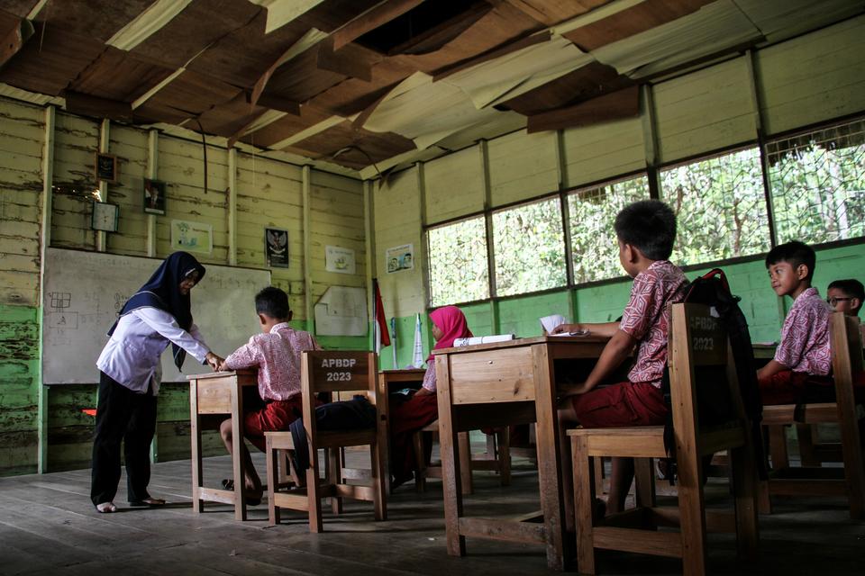 Sejumlah siswa mengikuti proses belajar mengajar di ruang kelas dengan kondisi plafon rusak di SD Negeri Petuk Katimpun 01, Palangka Raya, Kalimantan Tengah, Rabu (17/4/2024). 