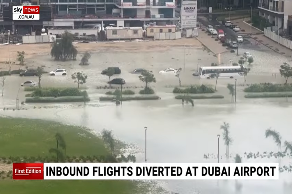 Hujan lebat melanda Uni Emirat Arab (UEA), membanjiri jalan raya utama dan mengganggu penerbangan di bandara internasional Dubai. 