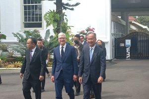 CEO Apple Tim Cook bersama Menteri Perindustrian Agus Gumiwang Kartasasmita dan Menteri Kominfo Budi Arie Setiadi di Istana Kepresidenan, Jakarta, Rab